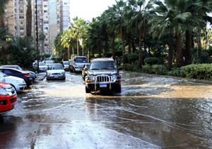 حفار تسبب في كسرها.. بدء إصلاح ماسورة مياه سموحة بالإسكندرية (صور)