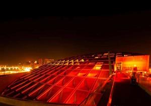 بالصور.. إضاءة مكتبة الإسكندرية باللون البرتقالي مناهضةً للعنف ضد المرأة