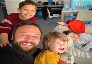  مكسيم خليل بصحبة عائلته: "هنا يعيش الحب"