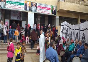 محافظ الشرقية ورئيس جامعة الزقازيق يشاركان في قافلة طبية بقرية "الزرزمون"- صور