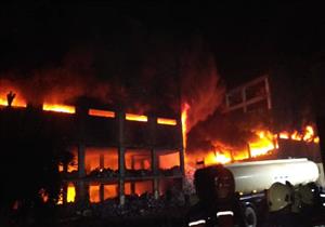 بعد 5 ساعات.. حريق مخزن قليوب مستمر وانهيار نصف المبنى (فيديو)