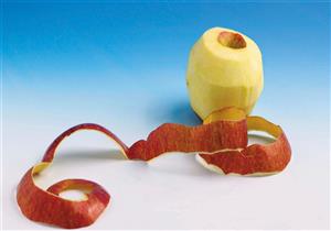 يعالج الهالات السوداء.. إليكِ طرق استخدام قشر التفاح على البشرة