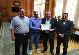   بعد رشقه بحجارة.. رئيس "السكة الحديد" يستقبل سائق القطار المصاب