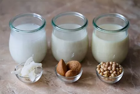 أنواع الحليب مختلفة.. ما الأفضل لمرضى الكوليسترول؟ استشاري يجيب