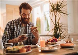 "شم الأكل والمضغ لمدة دقيقة".. 13 حيلة لإنقاص الوزن دون نظام غذائي أو رياضة