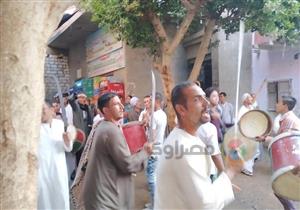 "لكل شيخ طريقة".. بالسيوف والأعلام أهالي المنيا يحتفلون بالمولد النبوي