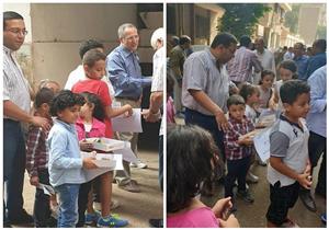 الحب يغير القلوب.. حكاية قس مصري يوزع حلوى المولد في العباسية