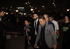 بالصور- وصول الأخ غير الشقيق لهيثم أحمد زكي لاستقبال العزاء