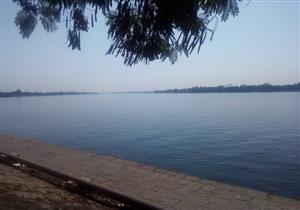 بالصور.. "الري" تنفي ظهور بقعة زيت في نهر النيل بأسوان