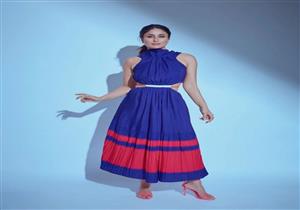 كارينا كابور بالأزرق في أحدث جلسة تصوير