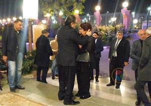 بالصور.. عمرو أديب ورجاء الجداوي في عزاء مخرج "الحكاية"