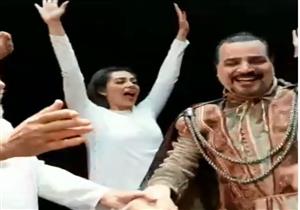 بالفيديو| يحيى الفخراني وأبطال "الملك لير" يحتفلون بعيد ميلاد مجدي كامل