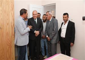 محافظ قنا يطمئن على 3 أشقاء بعد جراحة ناجحة لزرع القرنية- صور