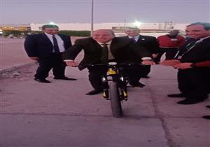 بدراجة بخارية.. وزير الكهرباء ورئيس شركة القناة يتجولان في شرم الشيخ (صور)