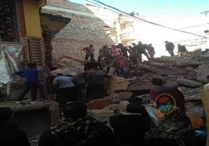 بالصور.. رفع أنقاض عقار فاقوس المنهار والبحث جاري عن ضحايا 