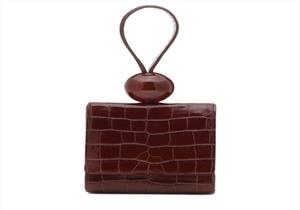 حقائب نقوش جلد التمساح موضة الشتاء.. نسقيها بهذه الطريقة