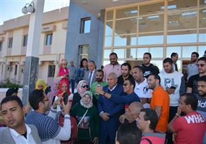 بالصور.. محافظ الوادي الجديد يلتقي بشباب أول أفواج "اعرف بلدك"