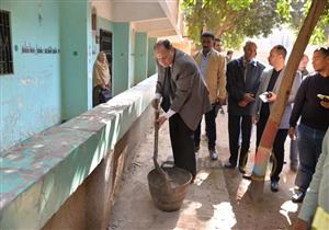 باستخدام "كوريك".. محافظ أسيوط الجديد يرفع المخلفات من فناء معهد "فتيات صدفا"