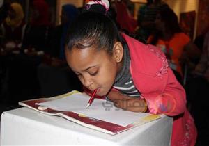 أبهرت العالم في الرسم بالفم.. حكاية طفلة مصرية "صنعت المستحيل" في أسوان -صور