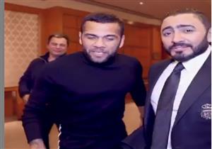 فيديو| داني ألفيس يغني مع تامر حسني: "عايزين نولع الدنيا"