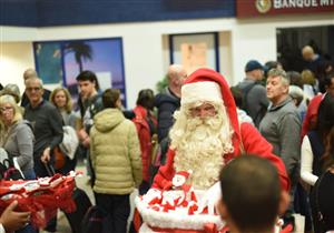 "بابا نويل" يصل مطار مرسى علم على طائرة بلجيكا
