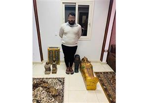 سقوط طالب بحوزته مقبرة آثار متحركة في مصر القديمة