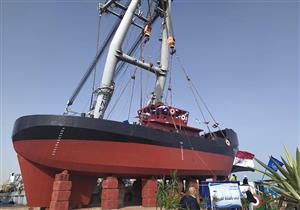 بالصور.. رئيس هيئة قناة السويس يدشن قاطرة من طراز "مصاحب" ببورسعيد