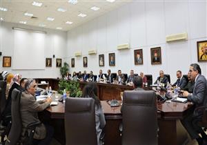 العناني يجتمع بقيادات المجلس الأعلى للآثار لمتابعة المشروعات الأثرية الجارية