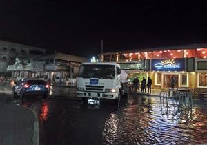 بالصور.. الأمواج تغرق منطقة اللسان برأس البر