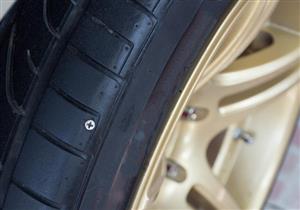 التصرف الصحيح.. خطوات هامة اتبعها إذا وجدت مسمارًا اخترق إطار سيارتك؟ 