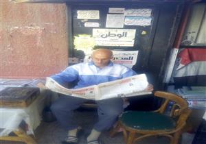 "جرائد تحت البلاستيك".. "عم محمود" يبيع الصحف رغم الأمطار في المنوفية -صور