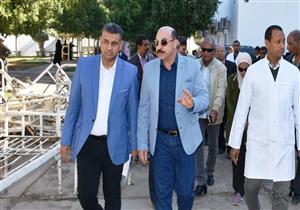 بالصور.. محافظ أسوان يمهل مسئولي مصنع سكر كوم أمبو شهرًا لتوفيق الأوضاع