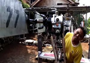 بالفيديو.. إندونيسي يهرب من الزحام بتصنيع هليكوبتر