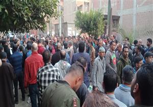  بالصور.. المئات يشيعون جثمان شعبان عبد الرحيم إلى مثواه بقريته في قليوب