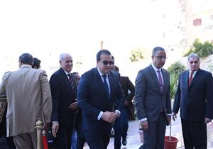 استقبله المحافظ ورئيس الجامعة.. وزير التعليم العالي يصل إلى محافظة الفيوم -صور