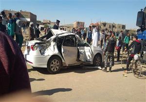 بالصور.. قطار يطيح بسيارة ويصيب قائدها في السويس