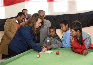 بالصور.. غادة والي تُفاجئ أطفال مجمع الدفاع الاجتماعي بالإسكندرية 