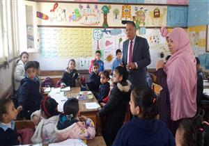  بالصور.. وكيل "تعليم دمياط" يُكرم "المعلمة الفعالة" ويحيل المقصرين للتحقيق