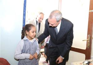 بالصور.. الكشف على 1800 تلميذ في مبادرة "نور - حياة" بقنا 