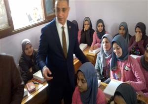  بالصور.. محافظ سوهاج يوزع "التابلت" على طلاب الأول الثانوي