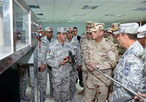  وزير الدفاع يتفقد مراحل تأهيل طلبة الكلية الجوية