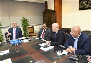 وزير الإسكان يلتقى قيادات قطاع مياه الشرب والصرف لاستعراض موقف الخدمات
