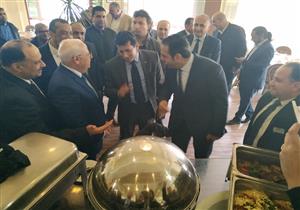 بالصور.. وزير الرياضة يطمئن على "وجبات" المشاركين في بطولة "البحر المتوسط"