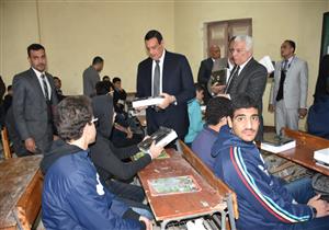 بالصور.. محافظ البحيرة يشهد تسليم أجهزة "التابلت" للطلاب