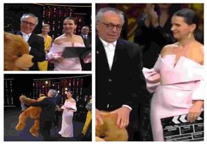 بمفاجأة.. جولييت بينوش تودع مدير مهرجان برلين السينمائي (فيديو)