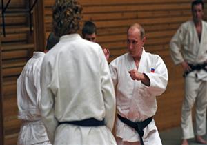 عمرو أديب يعقب على إصابة الرئيس الروسي خلال تدريبات الجودو