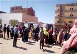 صور| إقبال مواطني واحة بلاط على القوافل الغذائية المخفضة في الوادي الجديد