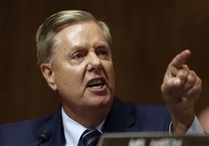 سيناتور أمريكي بارز يتعهد بالتحقيق في "نقاشات حول عزل دونالد ترامب"