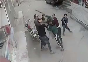  شاهد| اعتداء وحشي على طفل تدخل للدفاع عن والده فأصيب بعاهة مستديمة