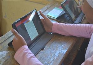 الاستغناء عن الكتاب المدرسي.. التابلت يهدد مستقبل مهنة "الطباعة" في مصر